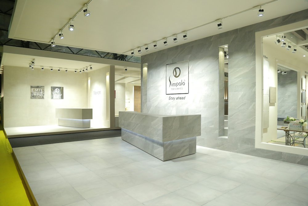 Porcelanato efecto piedra gris en pisos y muros de un espacio comercial