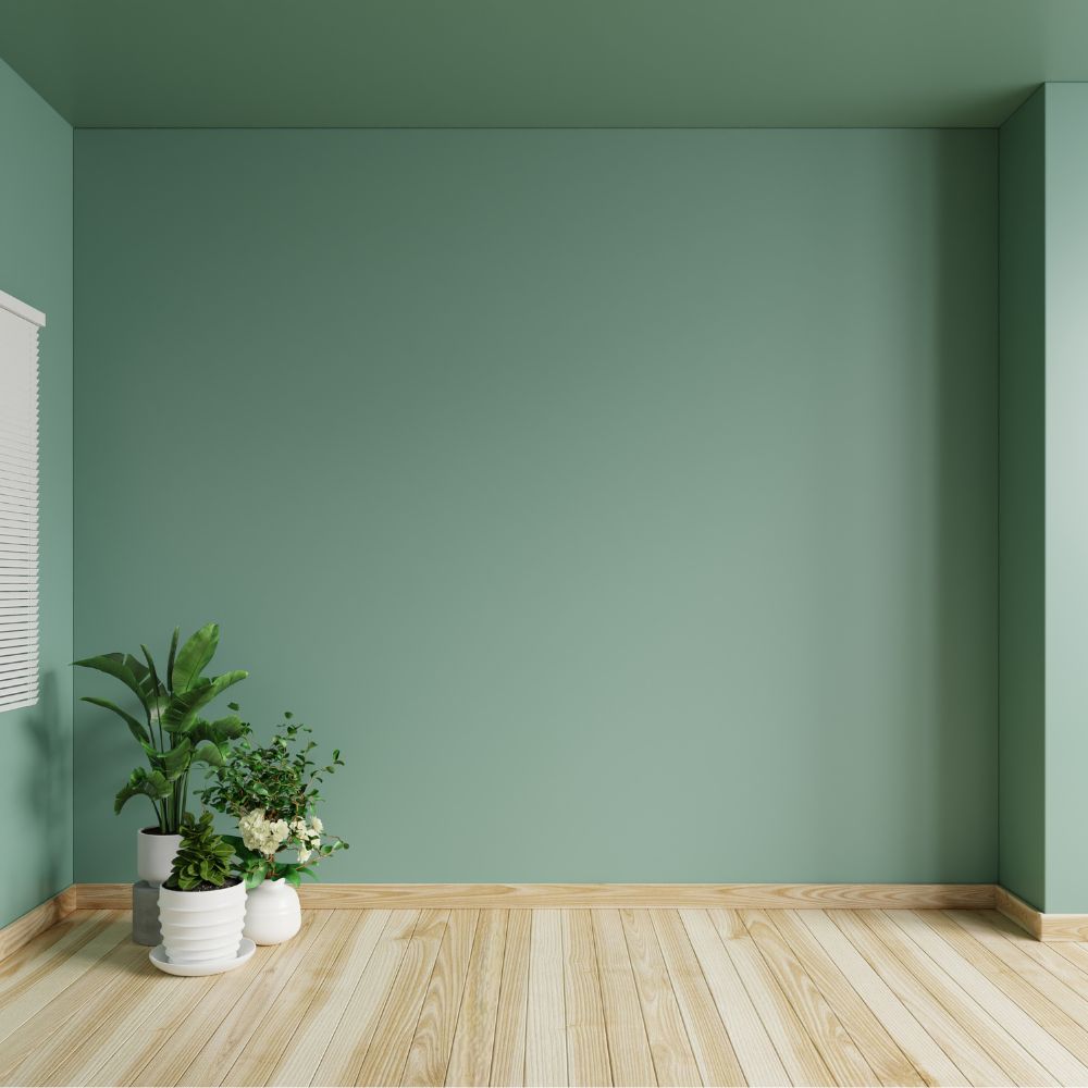 Sala con muro verde y piso de madera clara